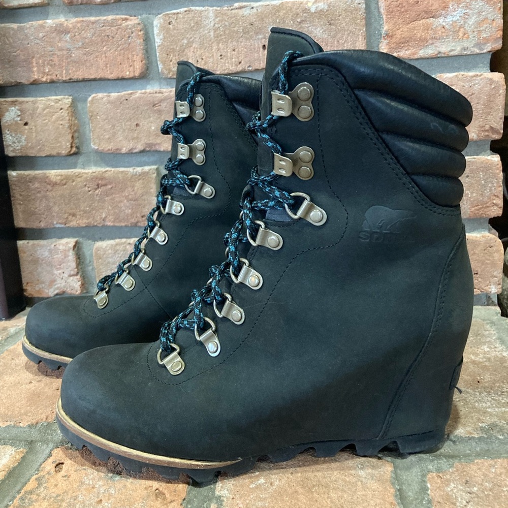 Sorel Conquest Wedge Bootie (waterproof leather). Size 9. Black. Worn 3 times.